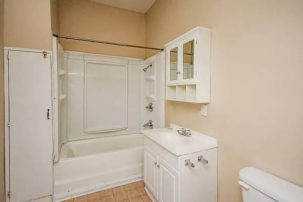 3 bed, 1.5 bath, 1240 sqft, $1,100 — Photo 2