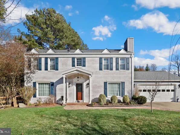 9816 Fosbak Dr, Vienna, VA 22182