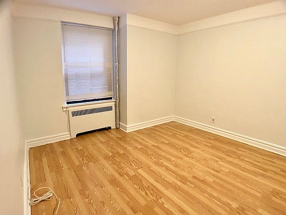 4th image of 2020 Kings Hwy #1L