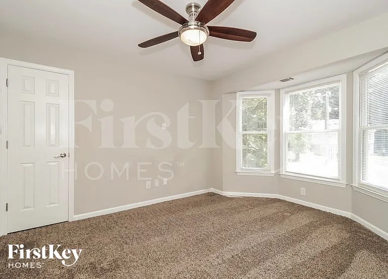1985 Castle Royale Dr — Photo 13