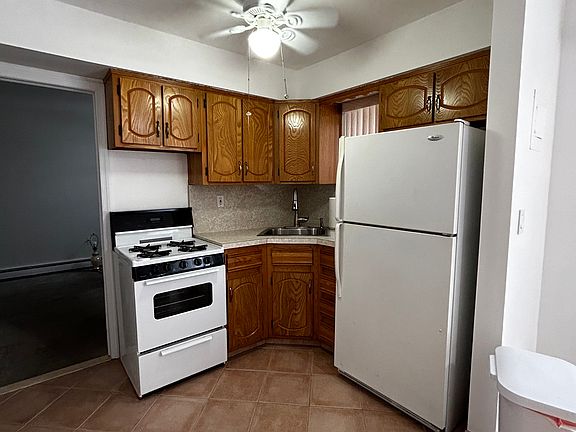 4th image of 246 Sandalwood Dr #2