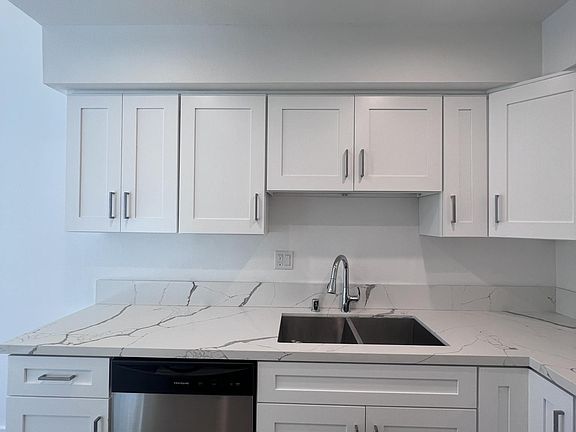 4th image of 12325 Moorpark St Suite 206