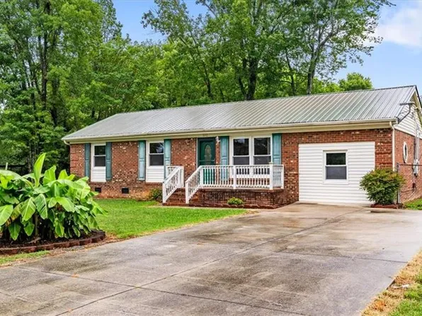 545 Maplewood Cir, Liberty, NC 27298