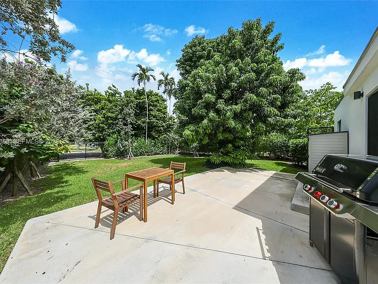 180 SW 38th Ct — Photo 18