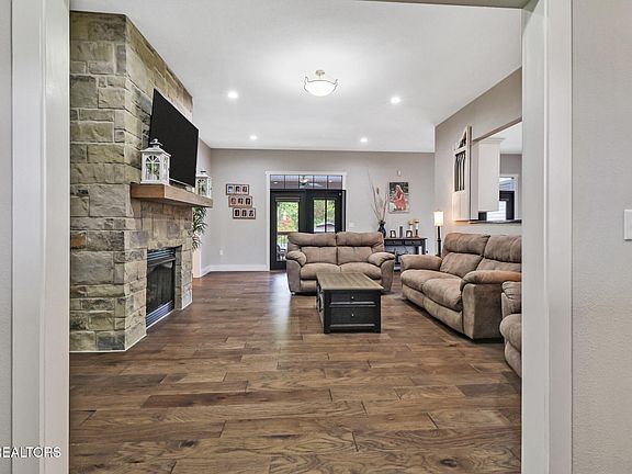 5th image of 159 N Victor Way