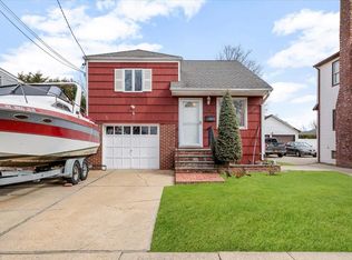 34 Coolidge Ave, Amity Harbor, NY 11701