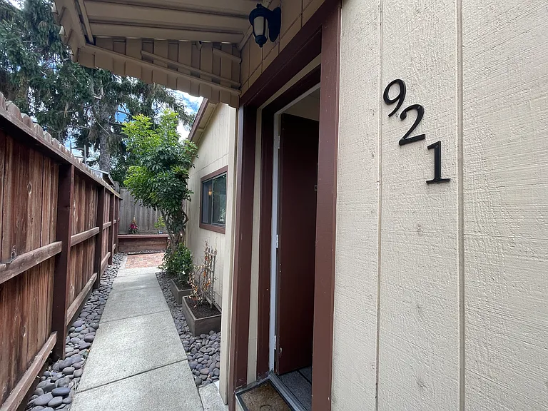 921 Aileen St — Photo 18