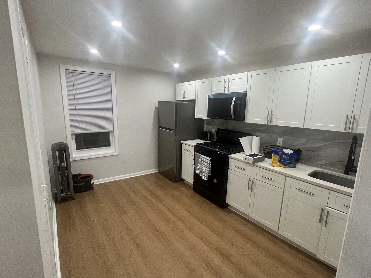Modern Furnished 2BR + Office | Parking | NYC Access — Photo 2
