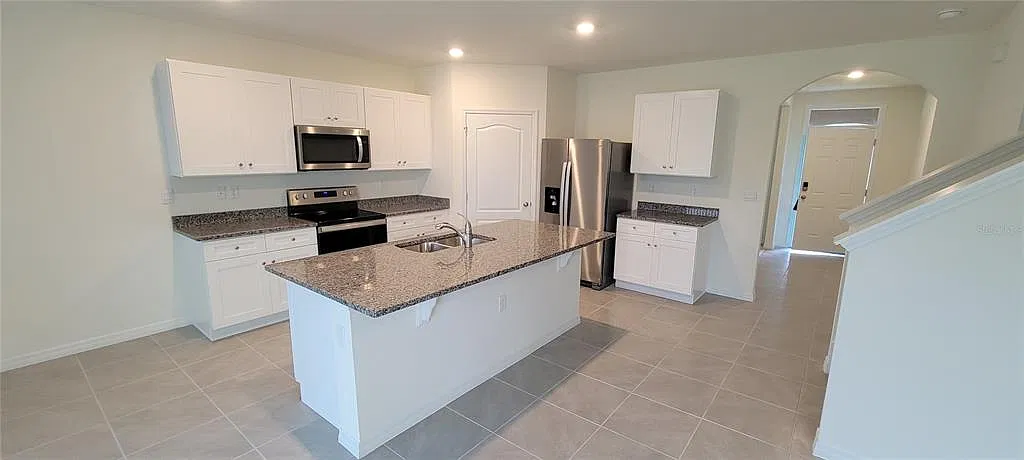 5 bed, 3.0 bath, 2696 sqft, $2,525 — Photo 3