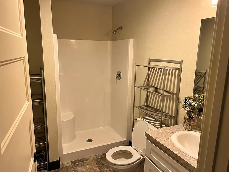 1219 Edwards Ln — Photo 4