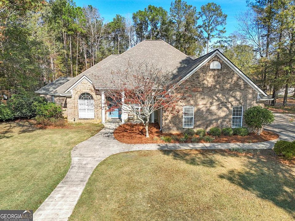 1st image of 220 Sabre Dr