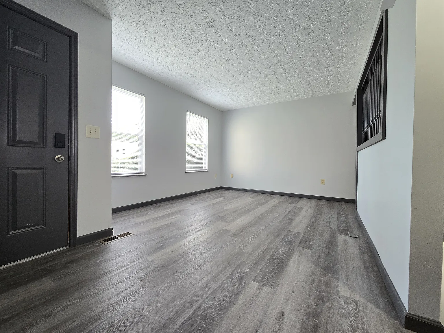 2 bed, 1.5 bath, 1042 sqft, $1,350 — Photo 3