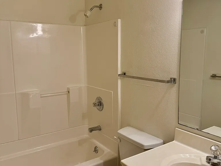 618 N Dodge St #4 — Photo 10