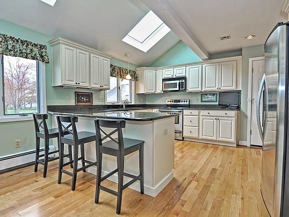 4th image of 4 Applewood Ln #4