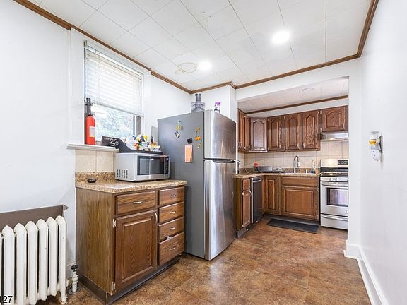 4th image of 420 Dewitt Ave