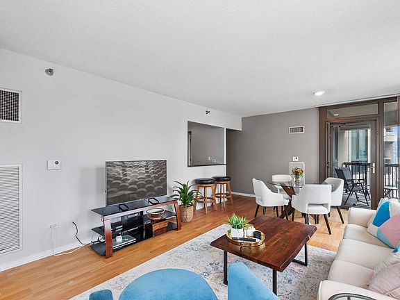 5th image of 400 N La Salle Dr APT 2004