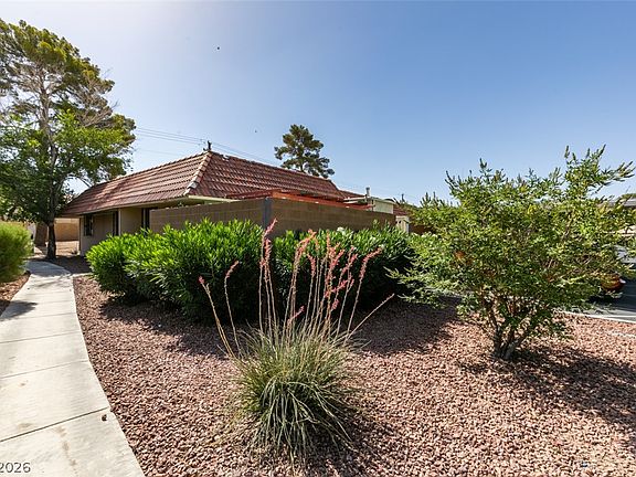 3rd image of 2556 Paradise Village Way