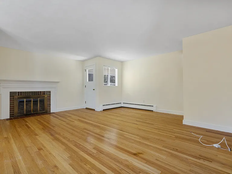 27 Hermon St — Photo 2