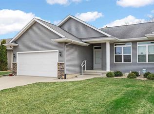 345 Shannon Dr, Robins, IA 52328