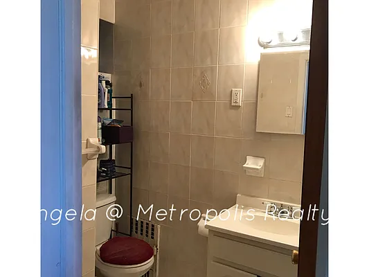 Rented by Metropolis International Realty Inc. | media 8