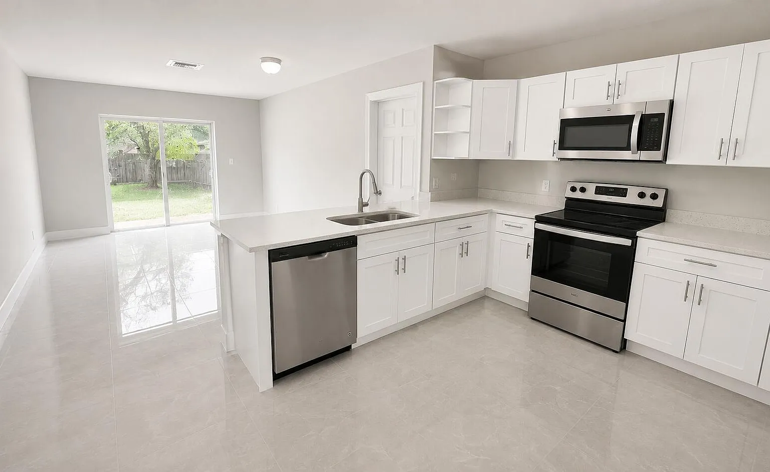 3 bed, 2.0 bath, 1400 sqft, $3,499 — Photo 2