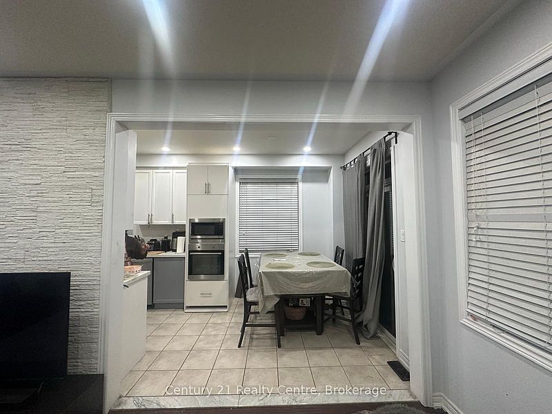 Brampton House for rent - 3 Bedrooms — photo 2