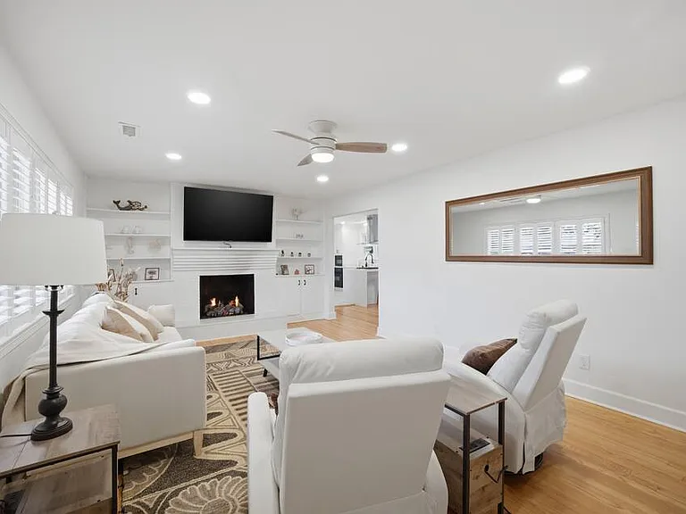 335 E McGinnis Cir — Photo 3