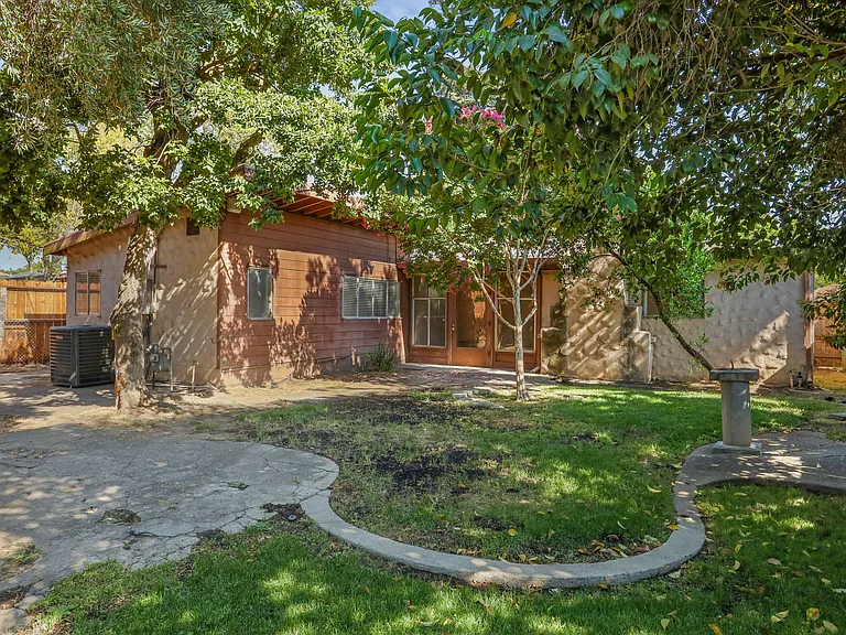 503 E Essex St — Photo 11