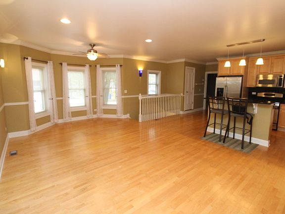 4th image of 6432 N Hermitage Ave APT 1E