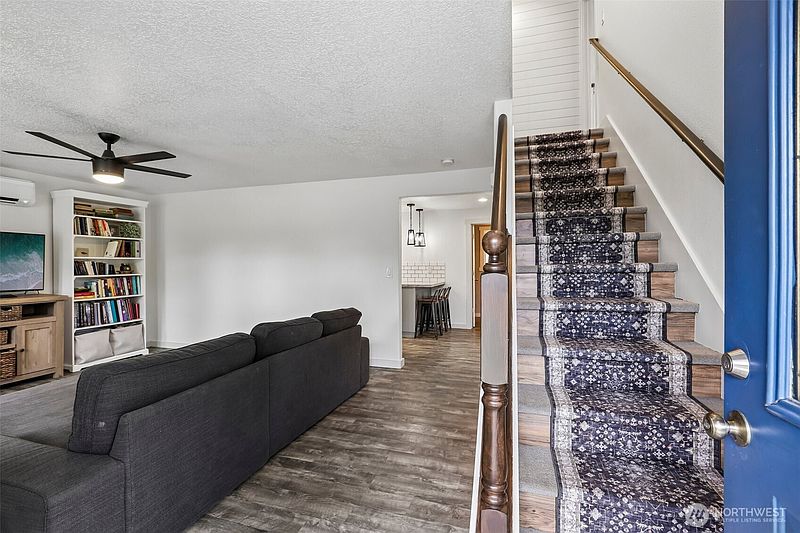 4th image of 204 W Wilson Street