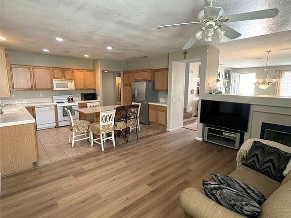 3rd image of 643 Canyon Crest Rd