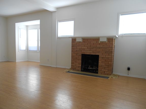 2nd image of 925 E Lexington Dr