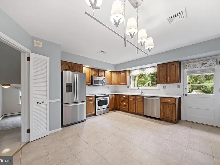 1026 Waltham Rd — Photo 5