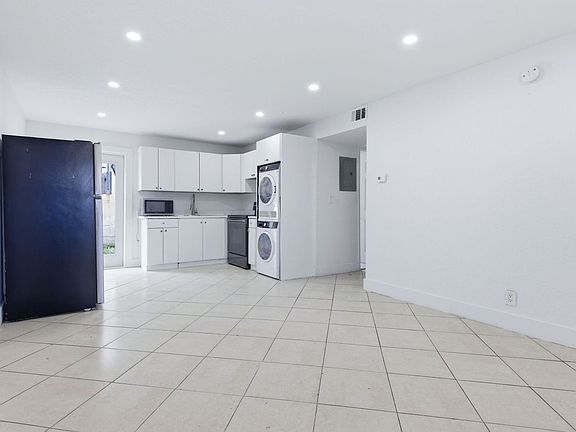 4th image of 1015 NE 17th Ave APT 102