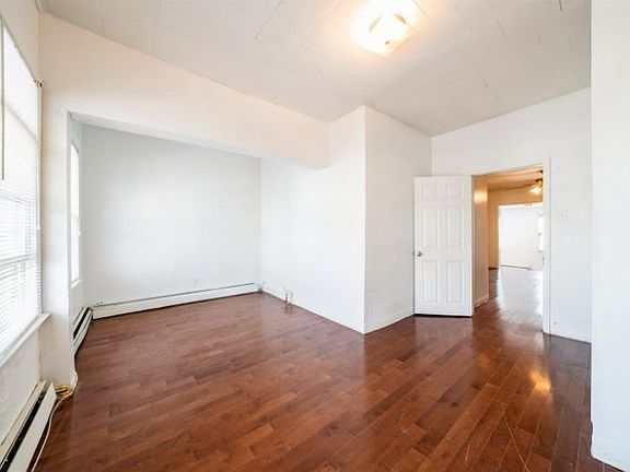 3rd image of 30 W 50th St