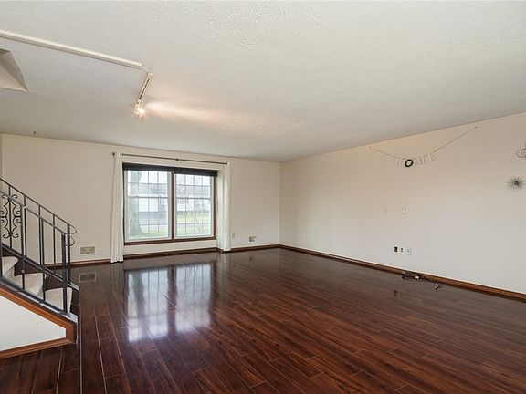 4th image of 30 Halmore Dr