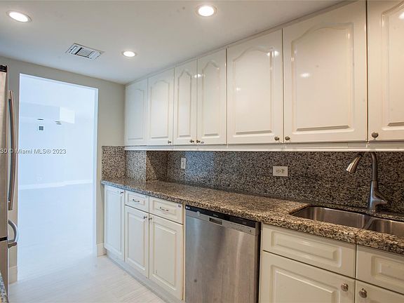 4th image of 5005 Collins Ave #91415
