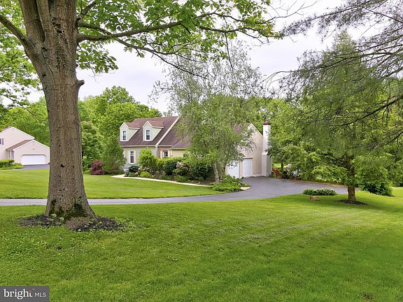 3rd image of 306 Manor Dr
