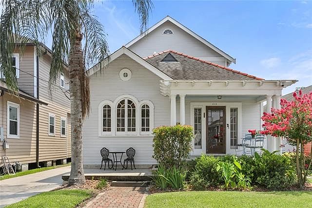 1st image of 814 Hidalgo St
