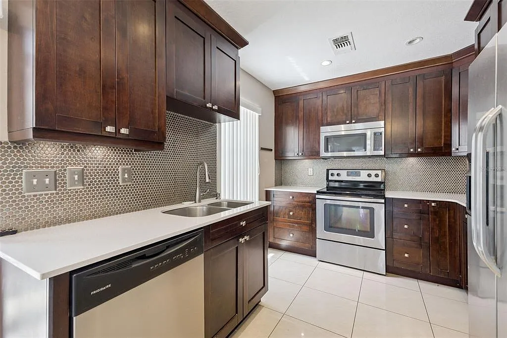 3 bed, 2.0 bath, 1250 sqft, $1,900 — Photo 3