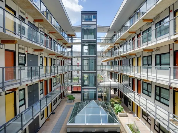 138 Hastings St E #404, Vancouver, BC V6A 0E6
