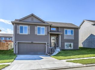 14463 Sunrise St, Bennington, NE 68007