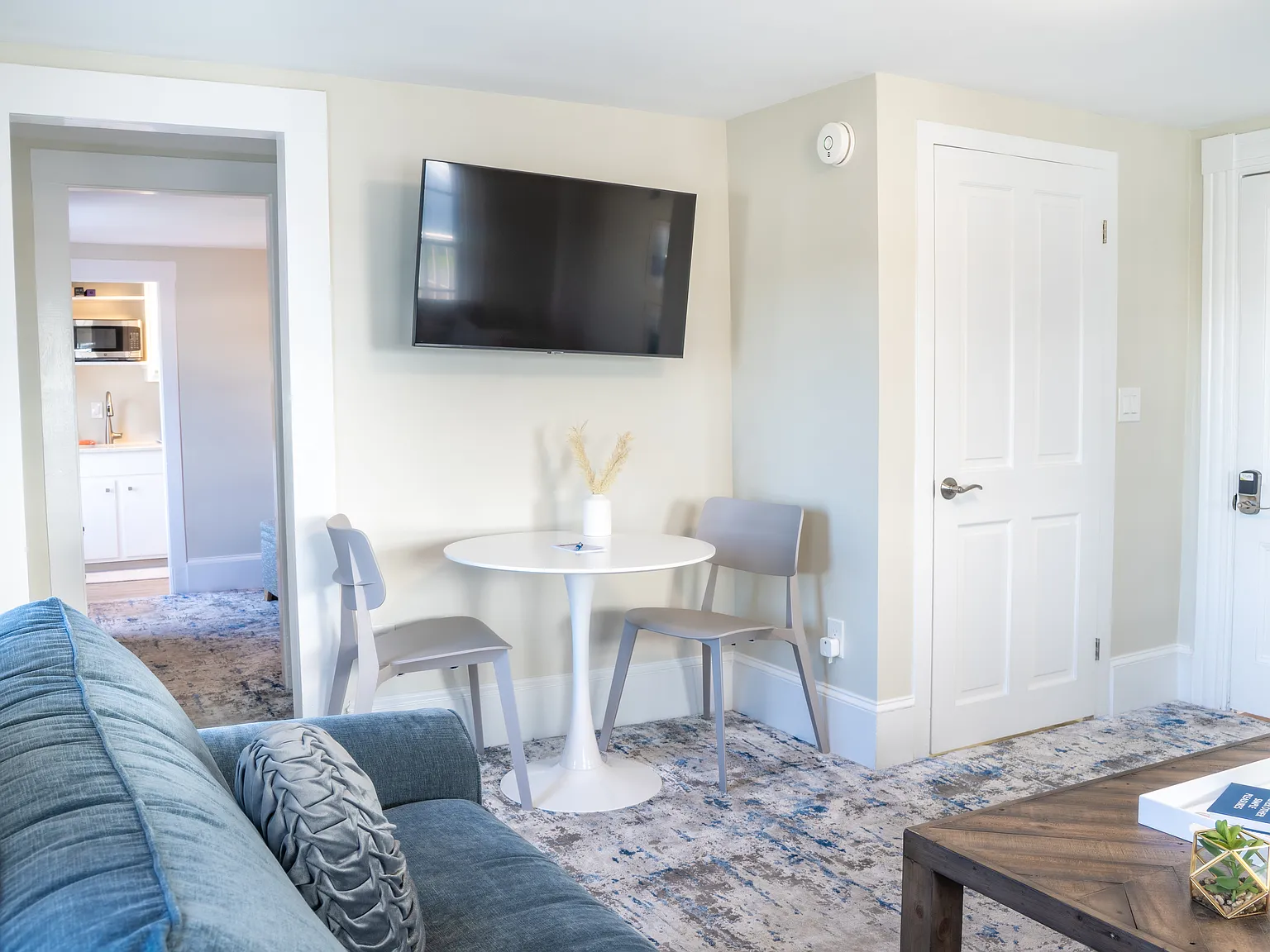 1 bed, 350 sqft, $2,000 — Photo 2