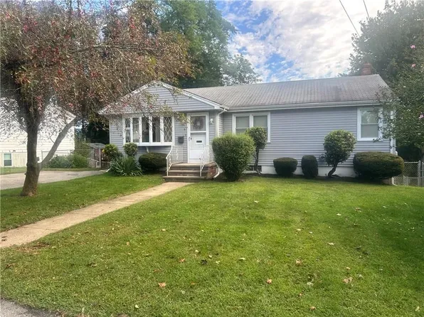 55 Flanders St, Johnston, RI 02919
