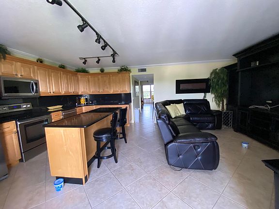3rd image of 402 Southampton A