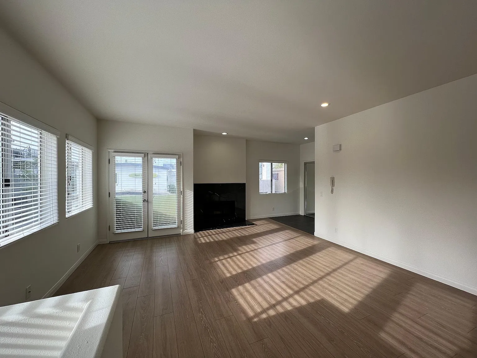 4 bed, 2.5 bath, 1800 sqft, $8,000 — Photo 2