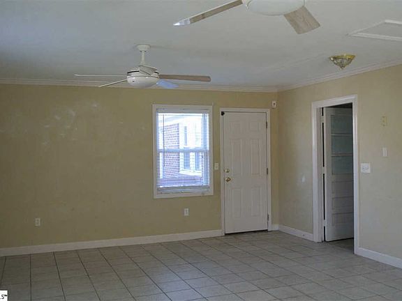 5th image of 205 Thornwood Dr