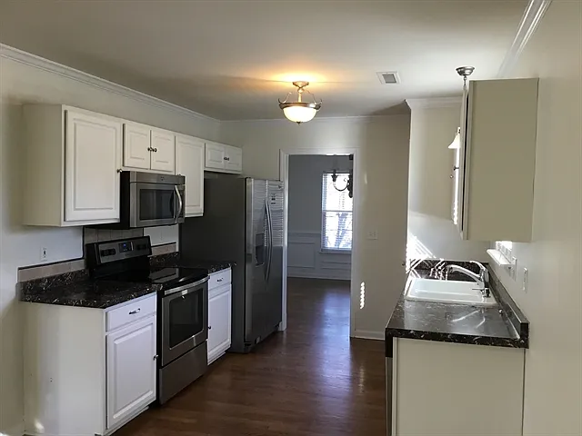 1813 Day Lily Ln — Photo 2