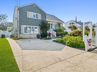 9 Duke St, North Babylon, NY 11703