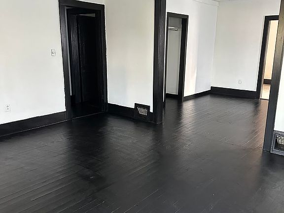 3rd image of 1413 Wellesley Ave #1/2